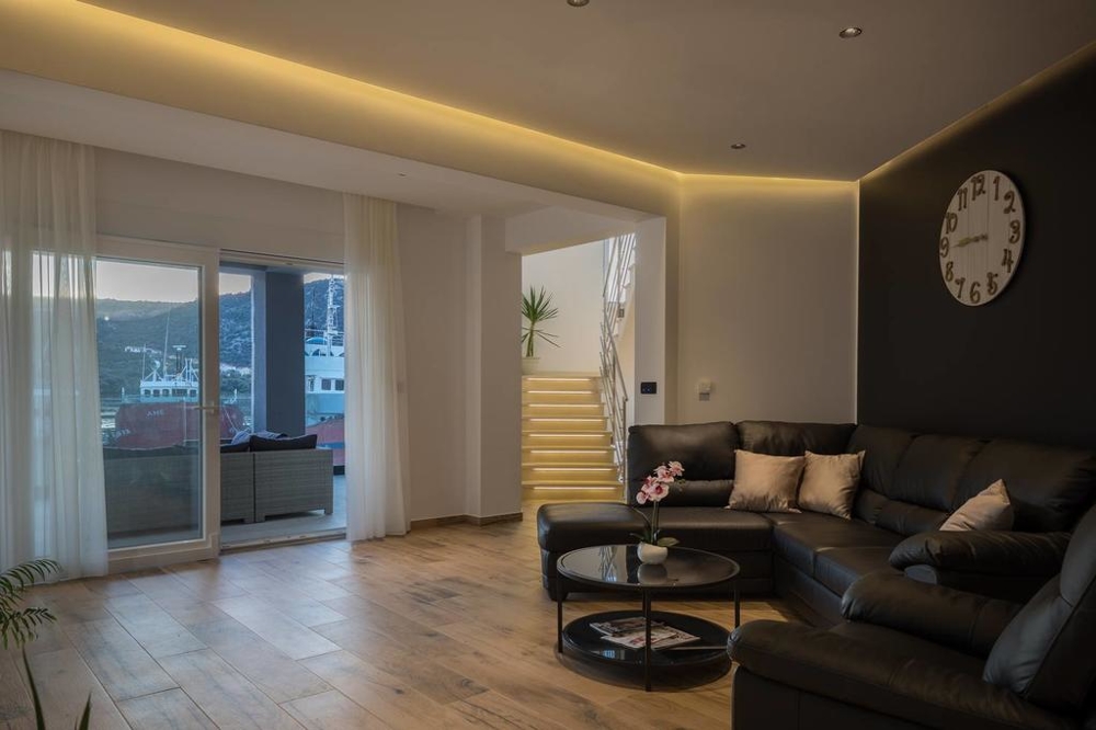 Lyxigt inredd vardagsrumsdel.