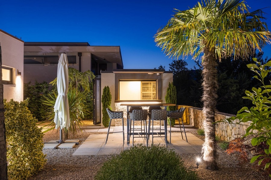 Uteområde med sommarkök av Villa H1217 i Kroatien.