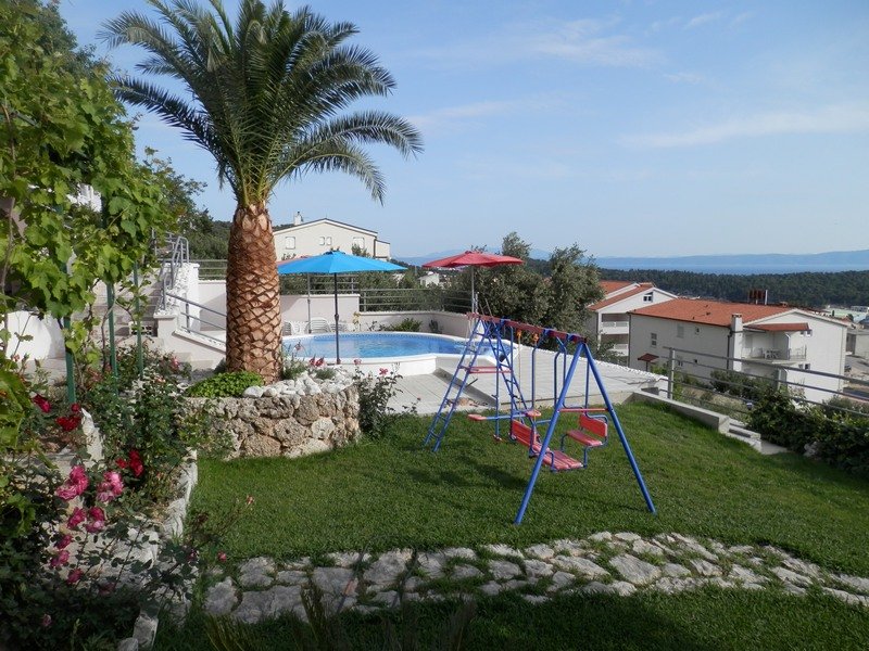 Hus med trädgård och havsutsikt till salu i Makarska, Kroatien.