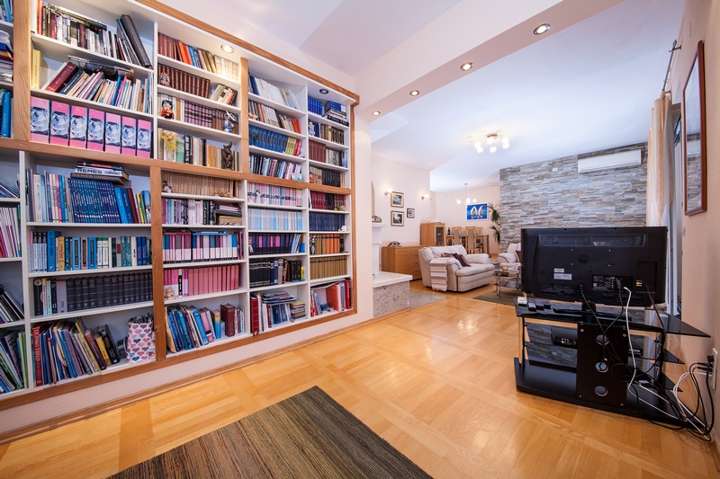 Huset bjuds ut till försäljning inklusive möbler av hög kvalitet.