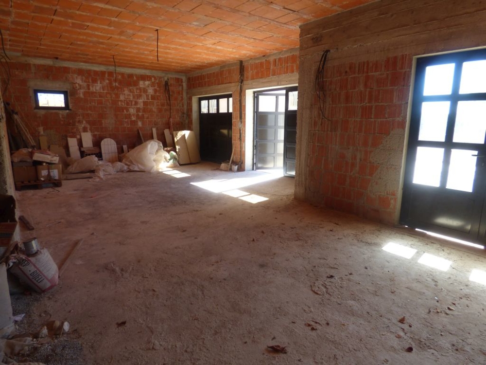 Bottenvåning / garage i skalstatus.