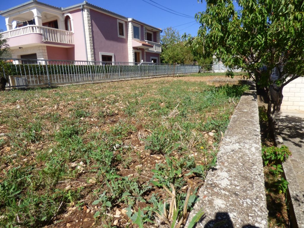 Trädgård av fastighet H1238 i Kroatien.