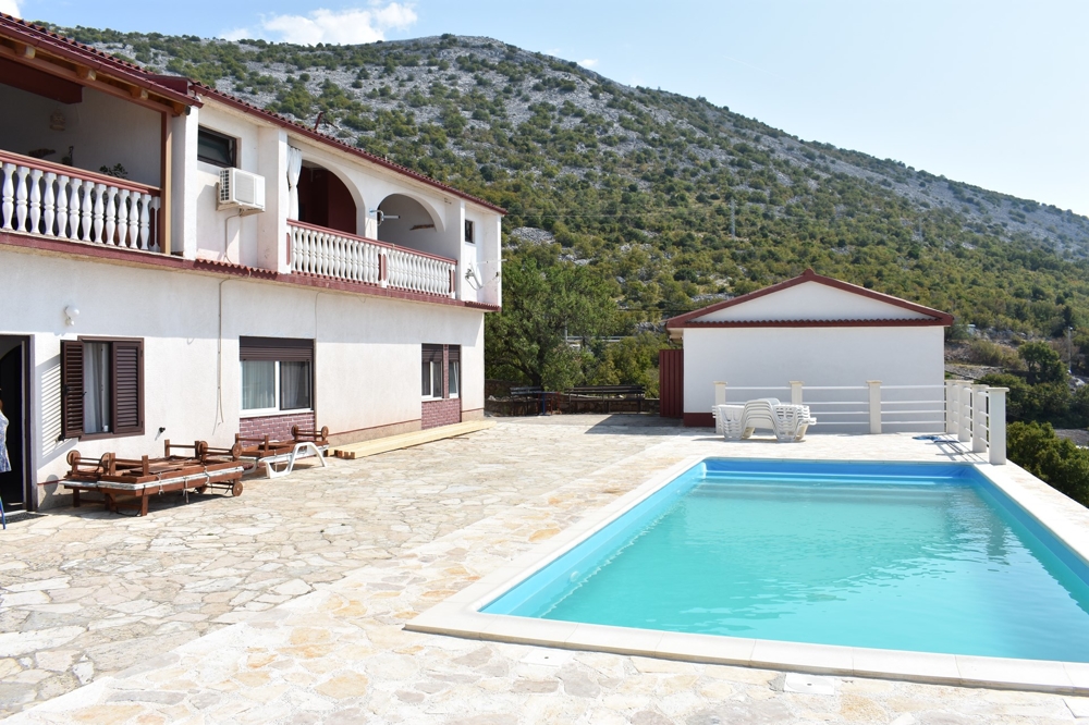 Hus till salu med panoramautsikt över havet i Kroatien, Karlobag-regionen, Kvarnerbukten.