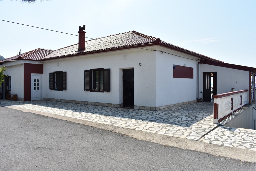 Entré och uppfart till fastighet H1240.