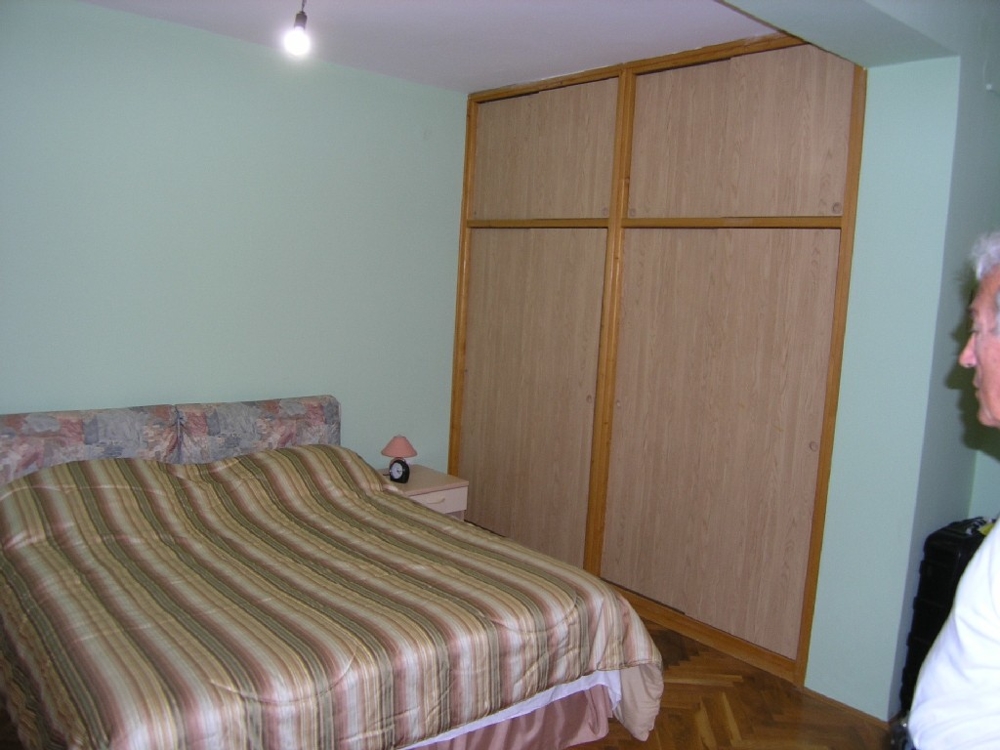 Ett av de två sovrummen på övervåningen.