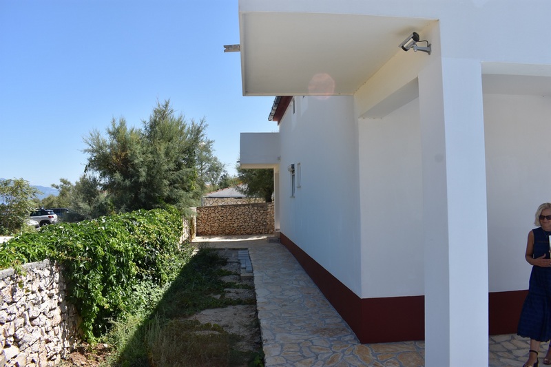 Vy över interiören av en lägenhet på översta våningen.