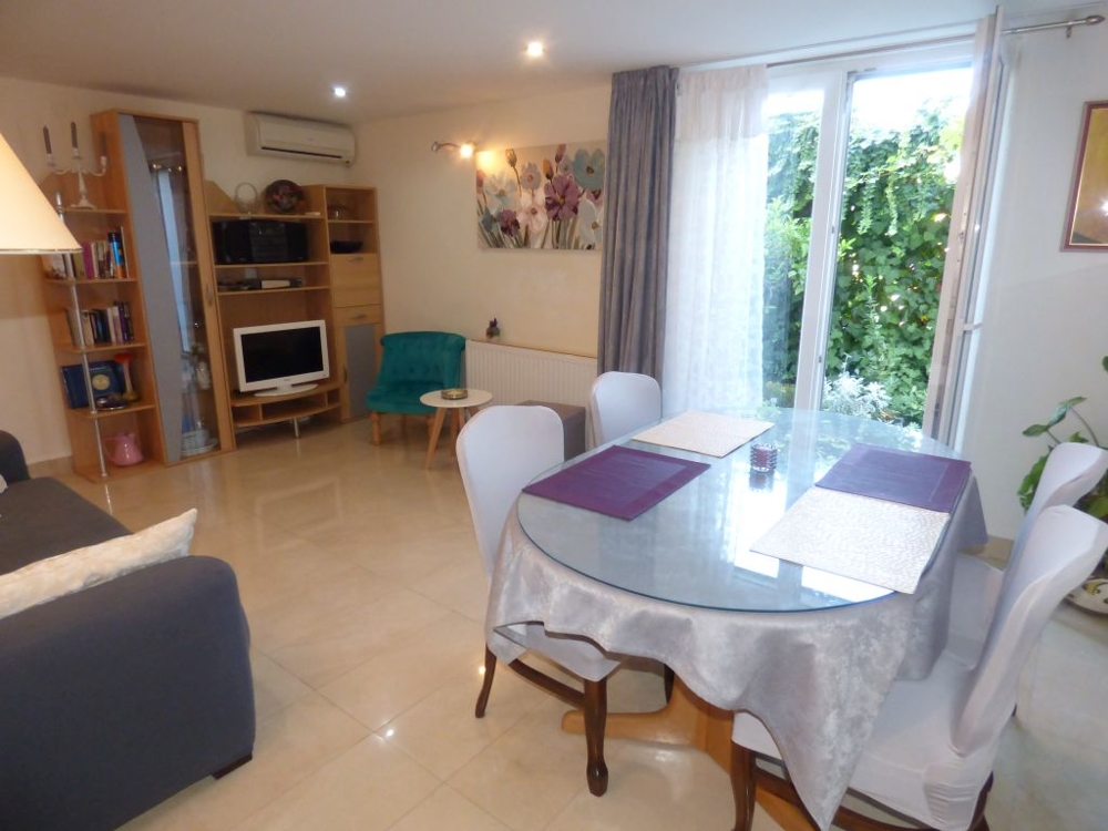 Utsikt över det möblerade och luftkonditionerade vardagsrummet.