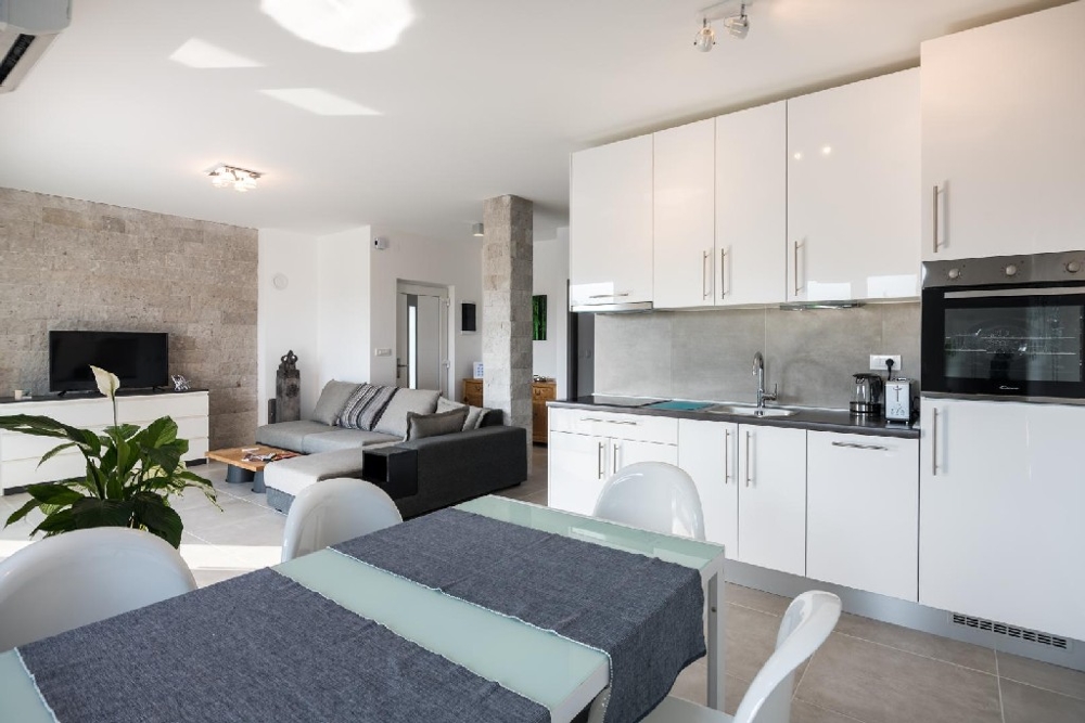 Vardagsrum och matplats i modern stil - Panorama Scouting GmbH.