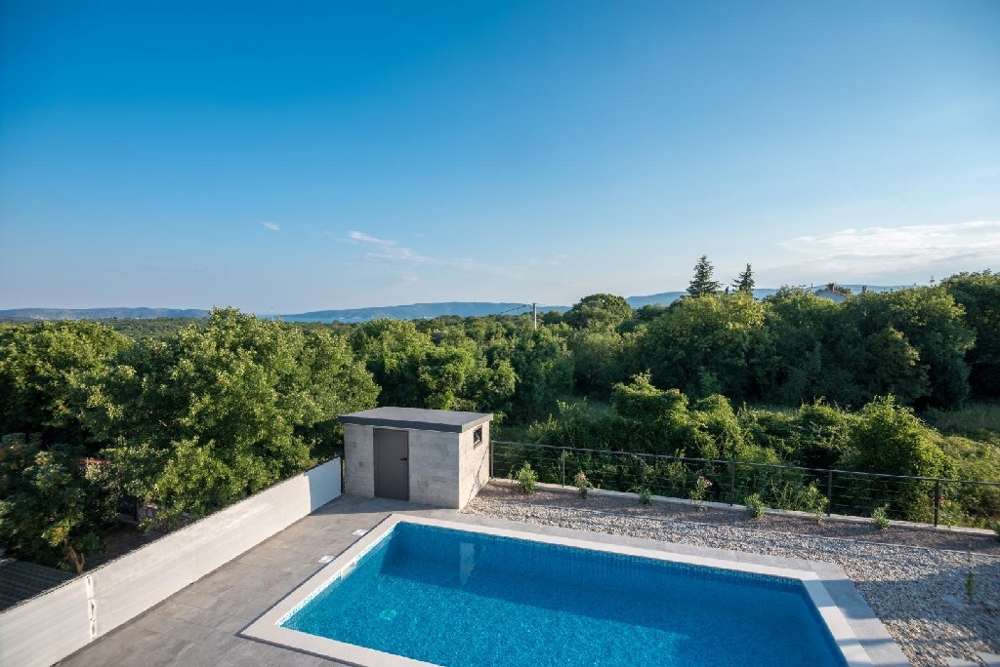 Pool och havsutsikt.