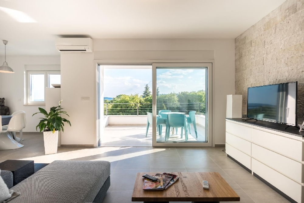 Utsikt över den högkvalitativa interiören i Villa H1283 på Krk.