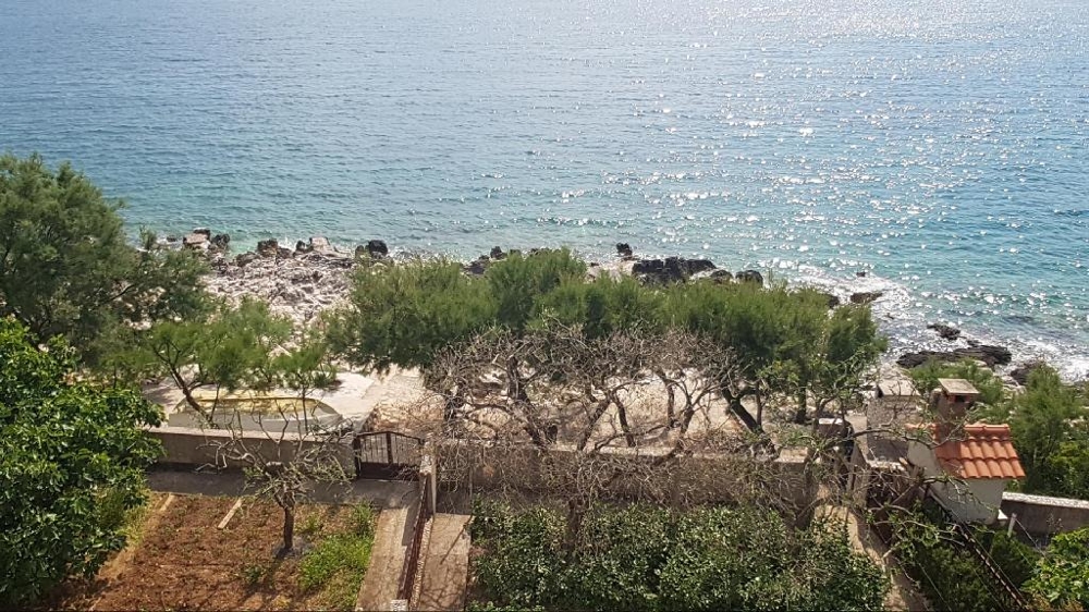 Hus vid havet med havsutsikt till salu i Rogoznica, Kroatien.