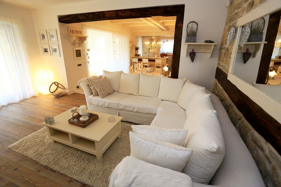 Utsikt över Medelhavets utomhusområde med grill.