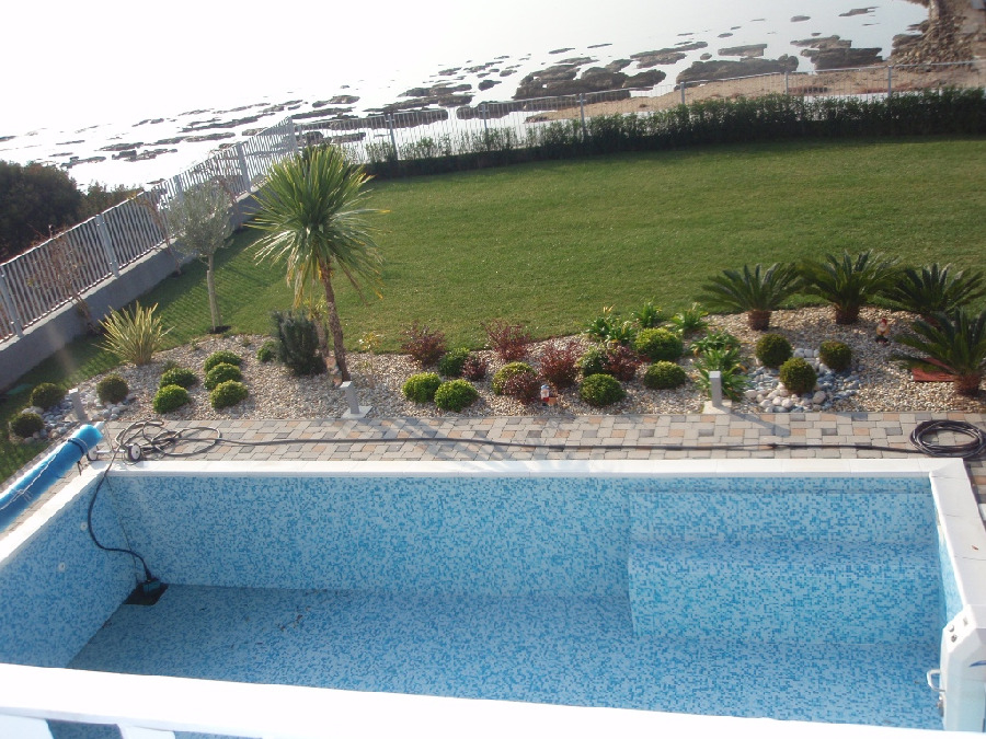 Pool i Villa H1376 precis vid havet i Kroatien.