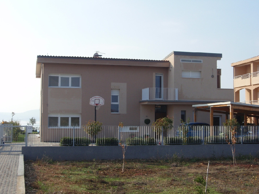 Vy över den bakre delen av Villa H1376 i Sukosan, Kroatien.