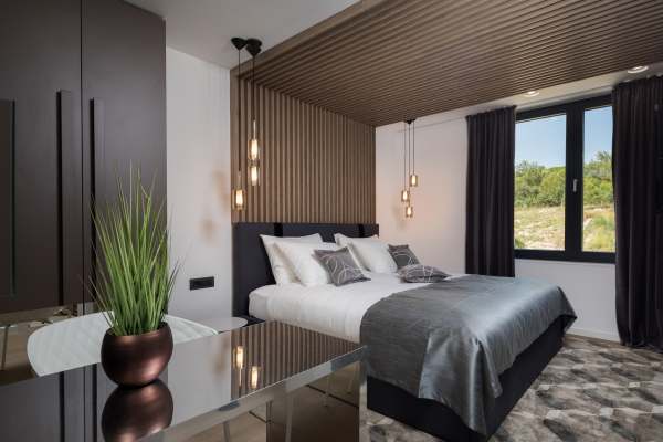 Ett sovrum av fastigheten med garderob och fönster