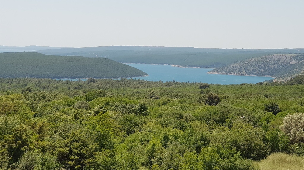 Havsutsikt över stenhuset H1413 i Rabac/Labin-regionen, Istrien.