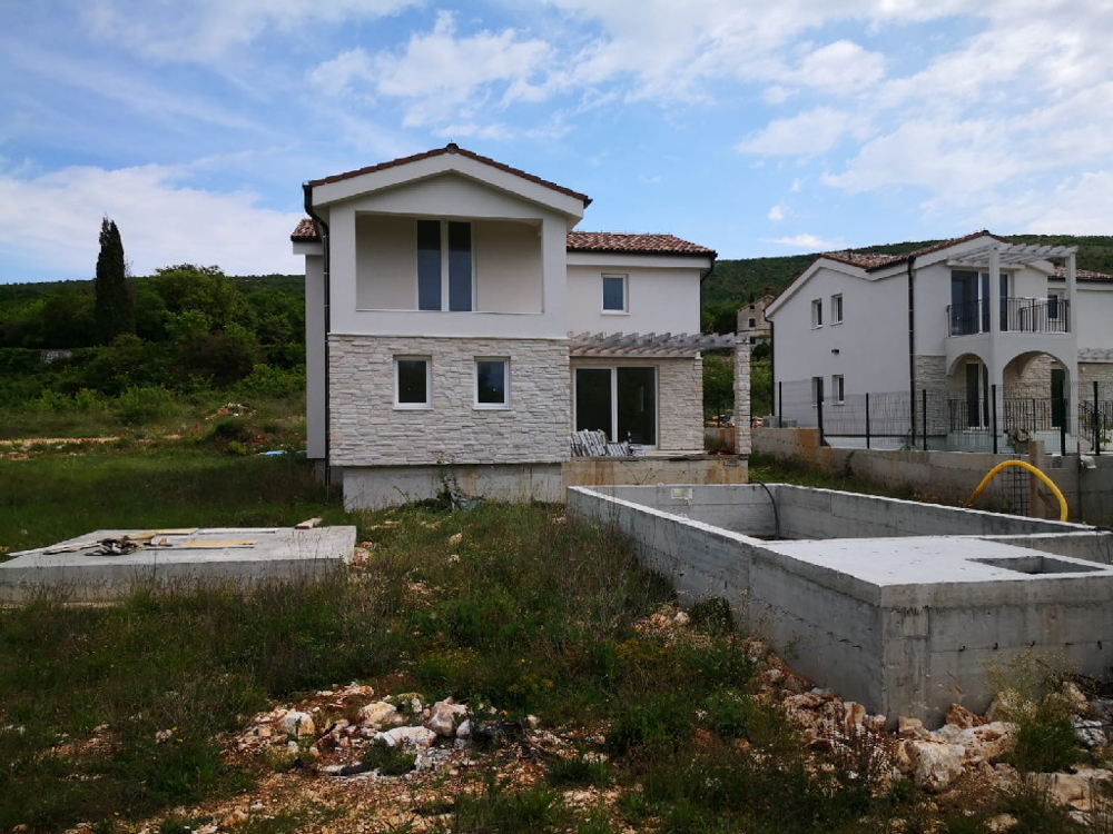 Köp en villa med pool och havsutsikt i Istrien, Labin-regionen.
