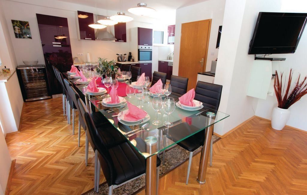 Utsikt inuti: Matplats och kök med modern utrustning.