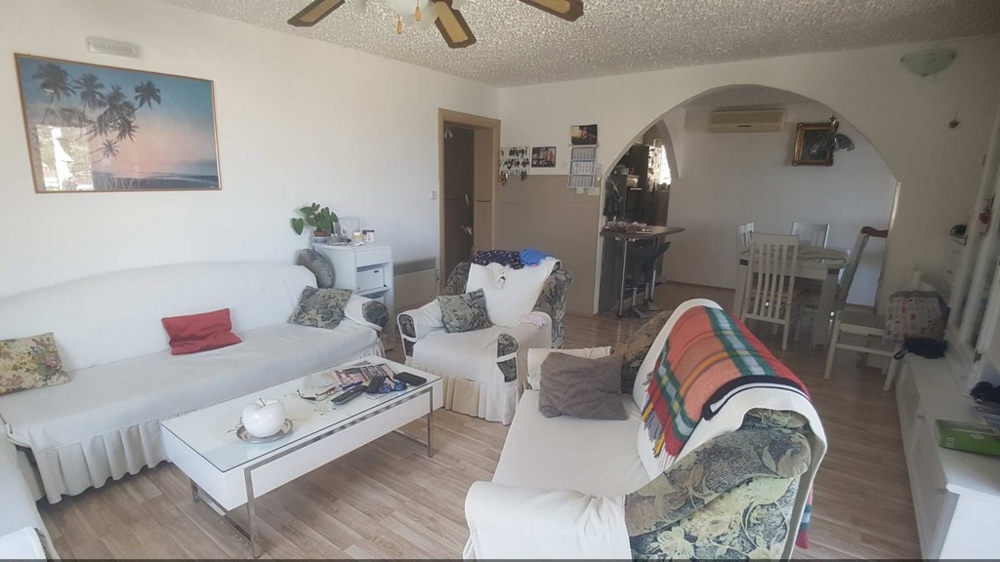 Ett vardagsrum med sittplatser för fastigheten