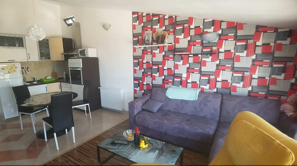 Ytterligare vardagsrum med sittgrupp och utsikt över köket