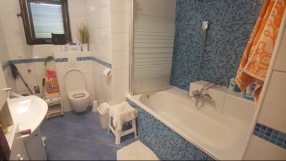 Badrum med badkar och toalett