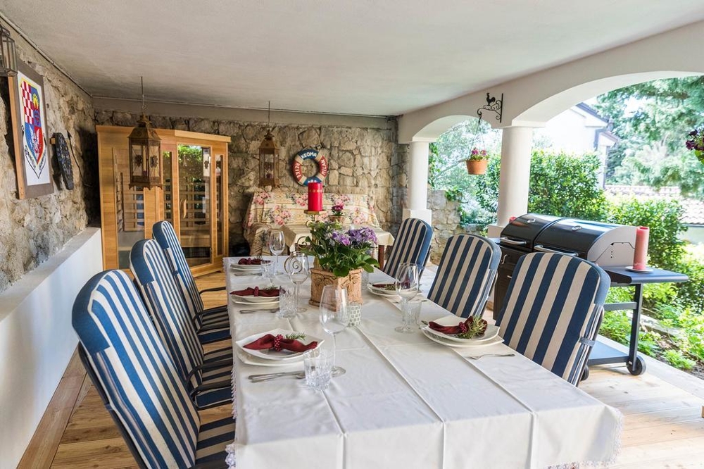 Matplats med utsikt över trädgården på den täckta terrassen