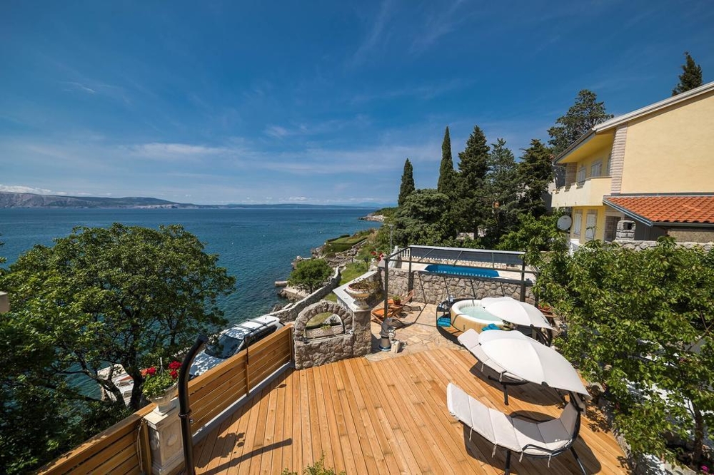 Utsikt över soldäck med utsikt över havet