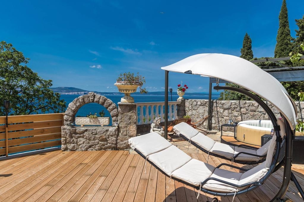 Utsikt över huset och egendomens terrass från havet