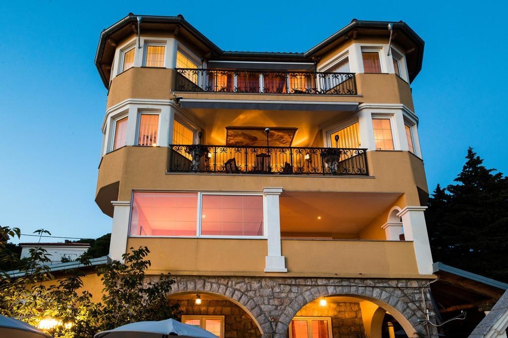 Hus på natten med utsikt över baksidan från terrassen