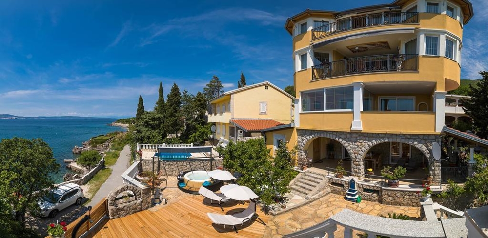 Utsikt över husets baksida med balkong i Kroatien