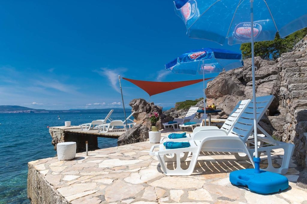 Utsikt över fastighetens båtbrygga i Kvarnerbukten