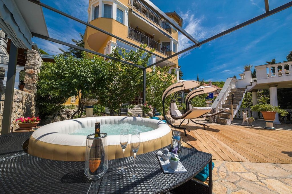 Utsikt över terrassen med bubbelpool och lounge