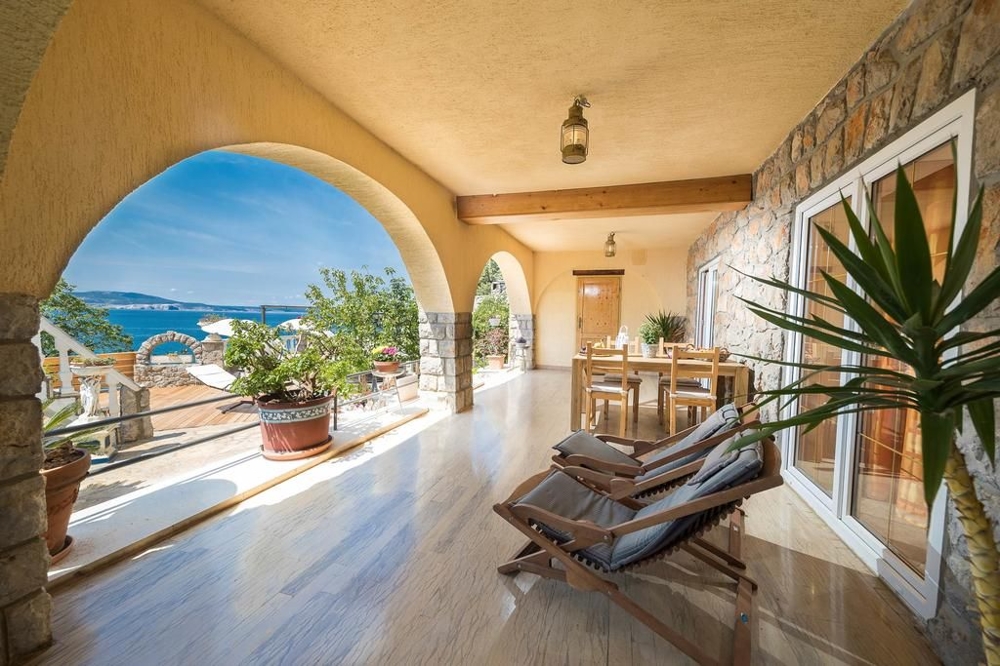 Täckt terrass med golv av hög kvalitet i Kroatien