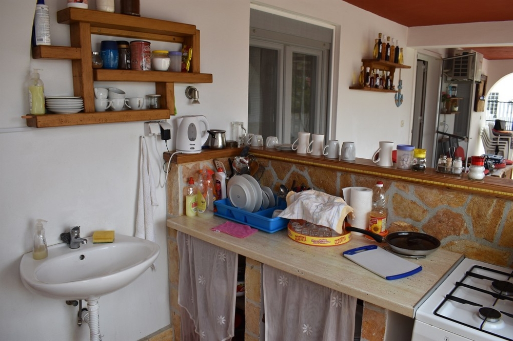 Täckt terrass med sittplatser på bottenvåningen