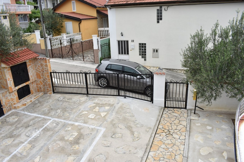 Parkeringsplatser utanför fastigheten H1455.