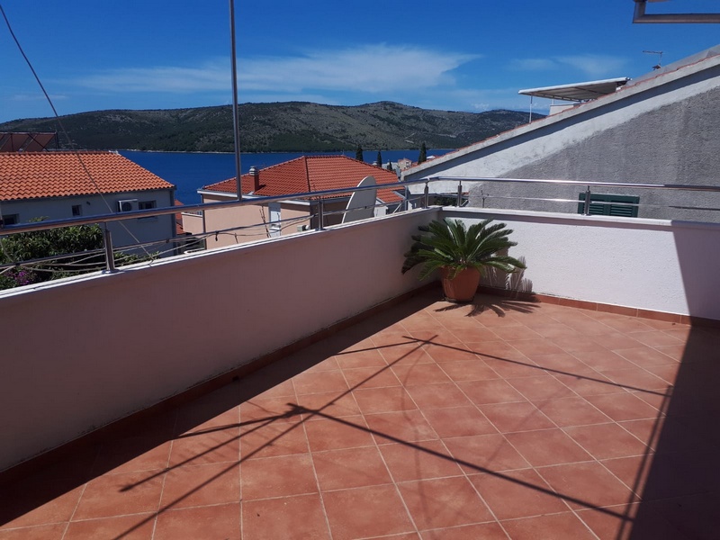 Bild av en täckt uteplats med bord och stolar