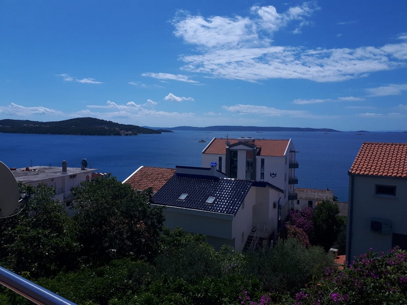 Ett pentry med matplats i fastigheten i Trogir-regionen