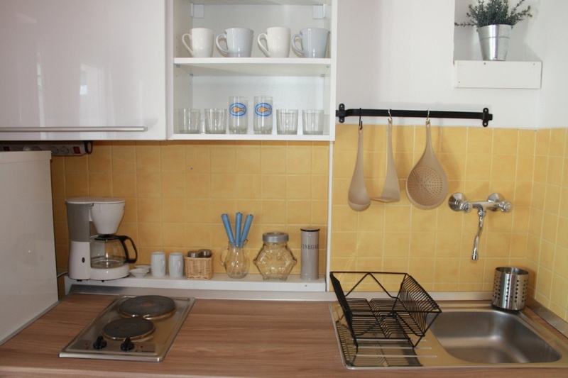 Utsikt över ett sovrum med en täckt balkong