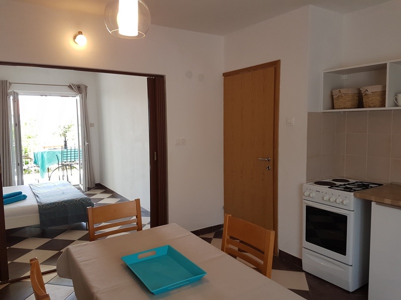 En matsal med ett stort matbord i fastigheten