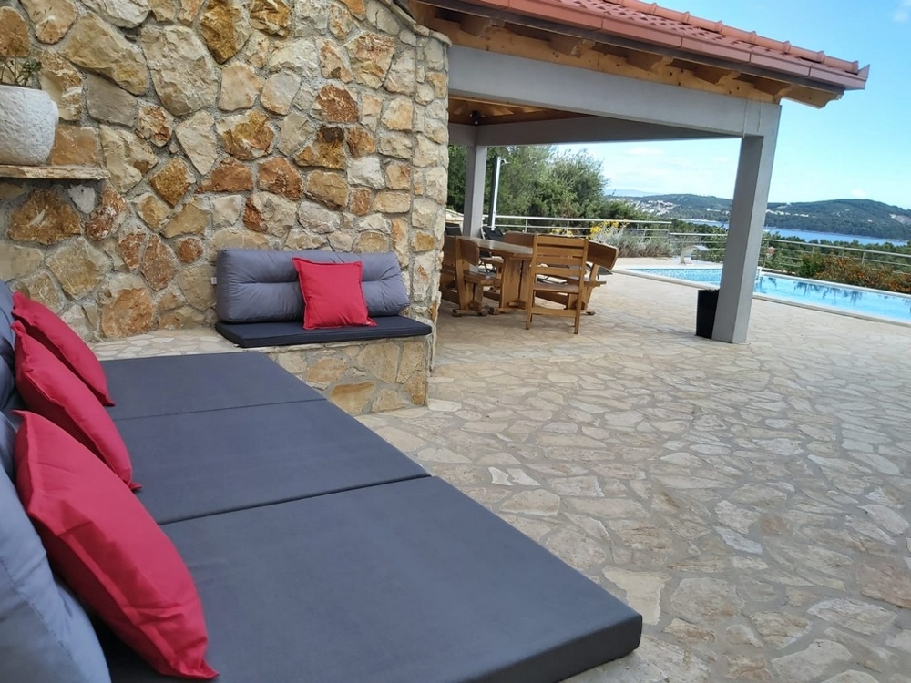 Utsikt från en sittgrupp på terrassen i Trogir-regionen.