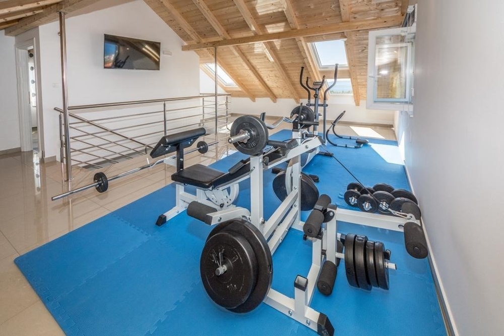 Gym med utrustning på vinden i Trogir-regionen.