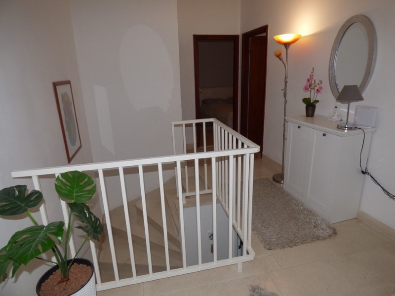 Vy över det inre av fastigheten H1478, Kastela, Kroatien.