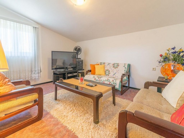 Utsikt över vardagsrummet med soffa och bord i Zadar-regionen.