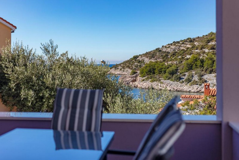 Havsutsikt från terrassen till en lägenhet i Villa H1569 i Kroatien - Panorama Scouting.