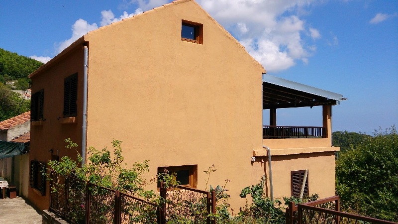 Utsikt från gatan över entréområdet och sidan av huset - köp ett enfamiljshus i Kroatien.
