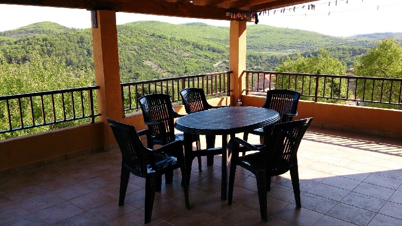 Utsikt över inglasad balkong med vacker utsikt över de idylliska omgivningarna.