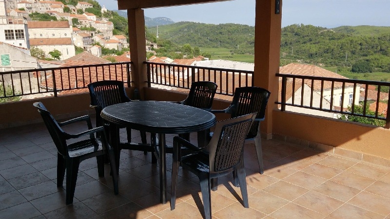 Utsikt från den täckta balkongen i den lilla staden på ön Korcula.