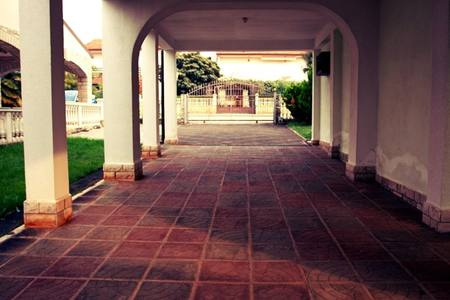 Utsikt över fastighetens uppfart och parkeringsplatser - köp ett hyreshus i Kroatien.