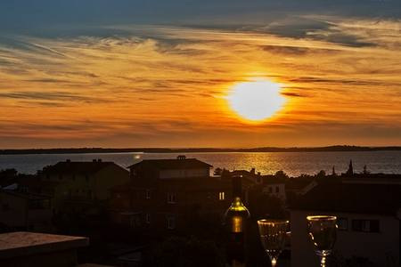 Utsikt från en balkong över det omgivande området och havet i Pula-regionen.