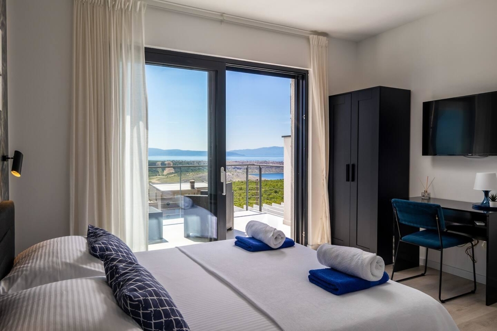 Inbjudande pool på natten.